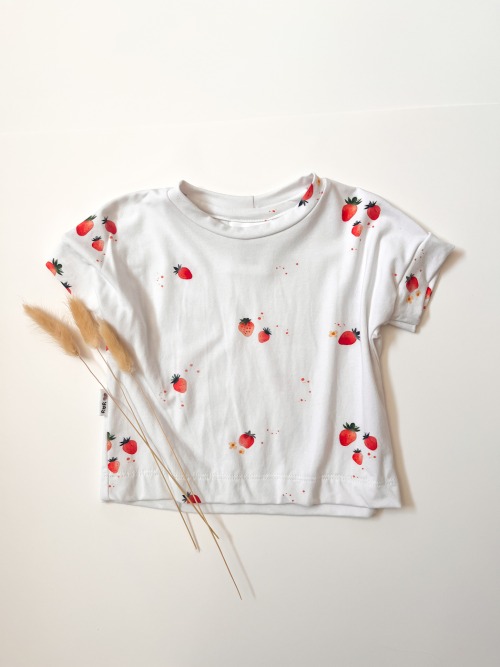 Cozy Tee - Watercolour Strawberries 9-12m