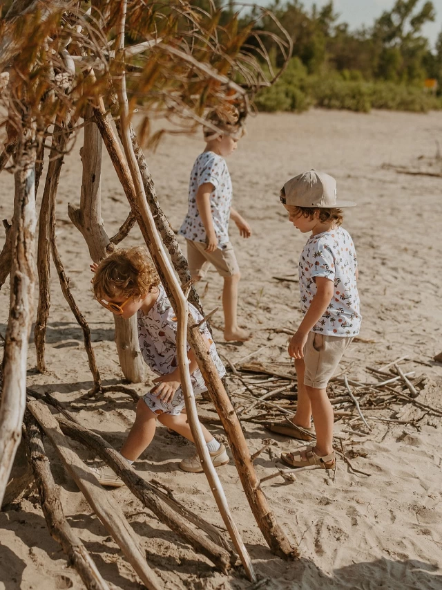 Dirt on their knees. Sunshine in their hair.
Our clothes keep up with real boyhood.

🧢 Tell me your kid’s current obsession—bugs? dinos? trucks?

📸 @capturedbykrissyphotography 
@ktduncan04 @dkbillard @life.with.shields.kids